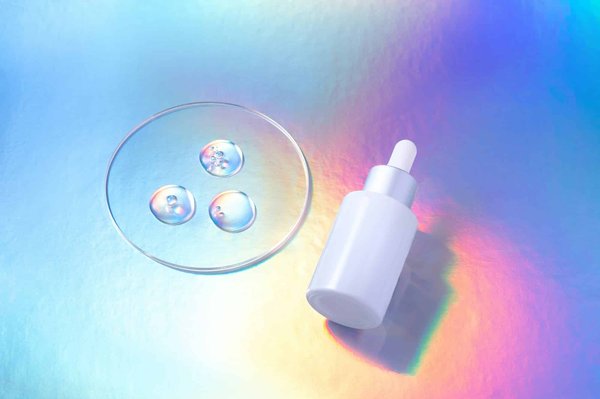 Comment préparer un sérum hydratant maison avec de l'acide hyaluronique ?